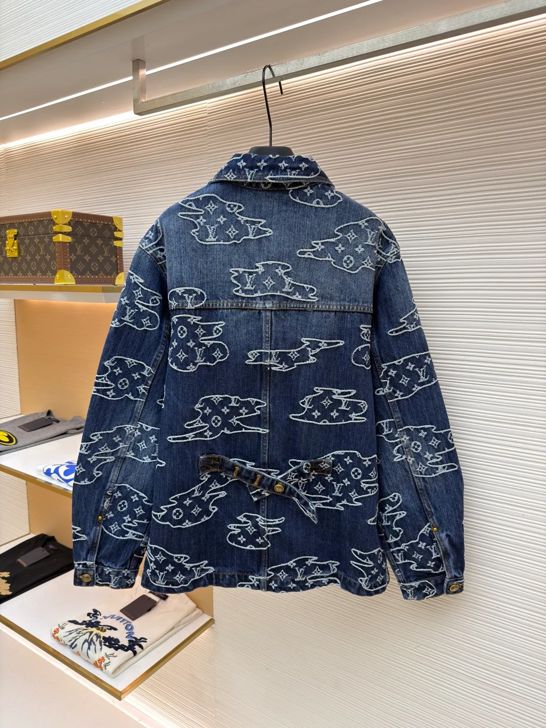 LOUIS VUITTON Cloud jacquard patchwork denim jacket ●Original version: purchased and developed in 19989 ●Item number: 1682135-B70 ●Fabric: denim fabric ●Technology: jacquard production ●Color: blue ●Version: fitted version ●Weight: about 1345 grams ●Size: 46-48-50-52 ●Description: Made of 100% indigo washed denim, the Monogram logo is woven into the moire pattern through jacquard technology, giving it a retro and aged texture. The trousers are made of multiple pieces of fabric using hand-stitching techniques, and the edges of the cloud-like shape are reinforced with pearlescent rivets. It not only retains the five-pocket structure of work jeans, but also embellishes the back waist details with a nubuck Mini Damier label. The front is closed with pearl-textured buttons and zippers, and the fully lined design improves wearing comfort. The whole piece is sewn in an Italian workshop, combining retro aesthetics with luxurious craftsmanship details. The overall wiring is straight and delicate, the fabric is comfortable and soft, and the color is consistent without color difference. It can be matched with the same style to create a fashionable look and control various occasions. Customized accessories, complete with three standards, same style for men and women!